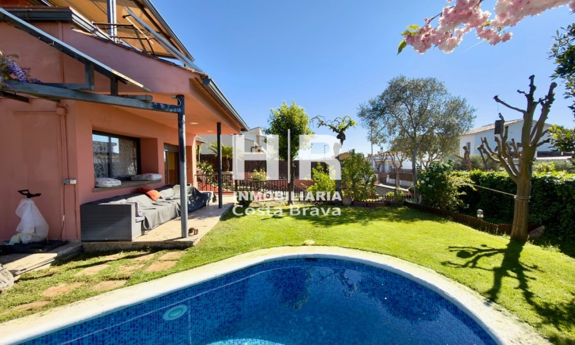 Venta - Casa unifamiliar - AIGUAVIVA - CENTRO PUEBLO