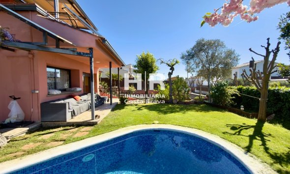 Venta - Casa unifamiliar - AIGUAVIVA - CENTRO PUEBLO